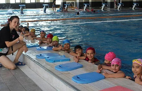 Olimpik havuzda, 2 bin çocuk, yüzme öğrendi