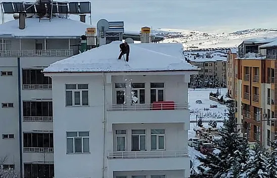 Önlem almadan çatıdaki karları temizledi