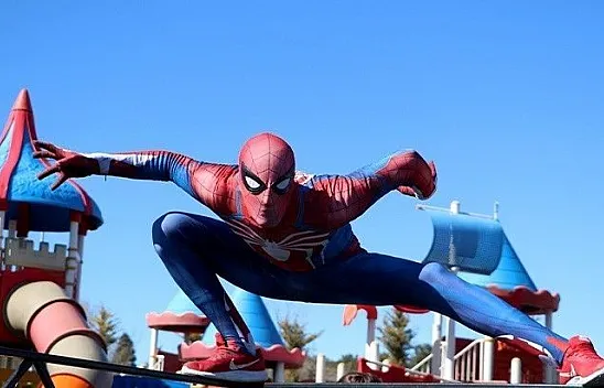 Örümcek Adam depremzede çocukları eğlendirdi