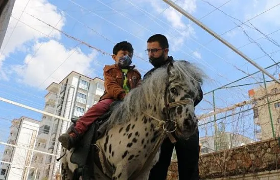 Otizmli çocuklar, atla terapiyle hayata hazırlanıyor