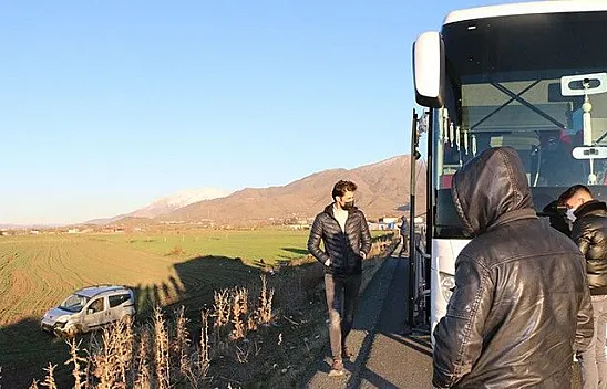 Otobüsle çarpışan araç tarlaya uçtu