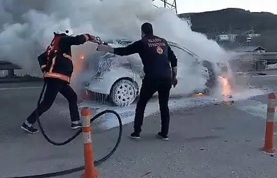 Otomobil alev topuna döndü