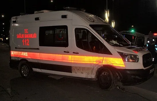 Otomobil ambulansa çarptı! Yaralılar var