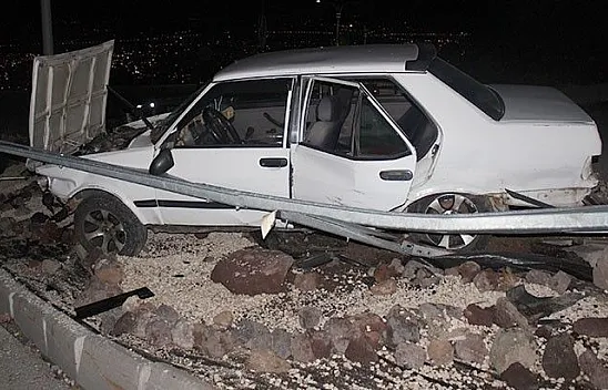 Otomobil bariyere çarptı