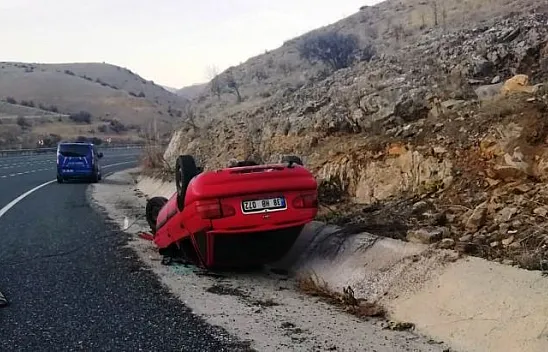 Otomobil devrildi, 3 kişi yaralandı