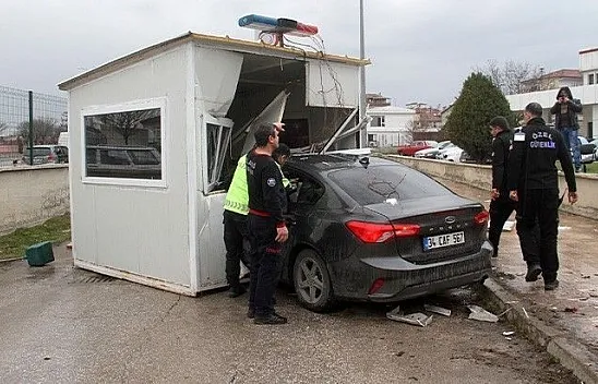 Otomobil güvenlik kulübesine girdi! Yaralılar var