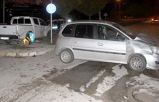 Otomobil ile kamyonet çarpıştı