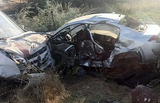 Otomobil ile minibüs çarpıştı