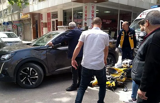 Otomobil ile motosiklet çarpıştı