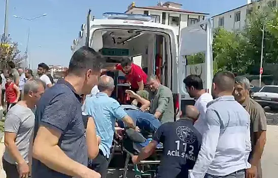 Otomobil ile motosiklet çarpıştı