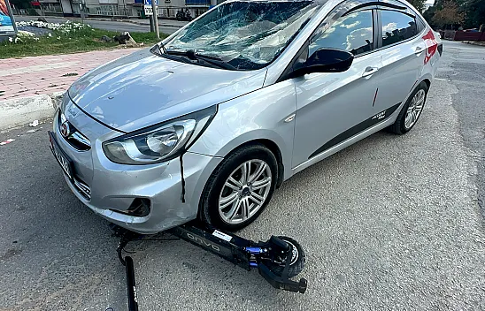 Otomobil ile scooter çarpıştı
