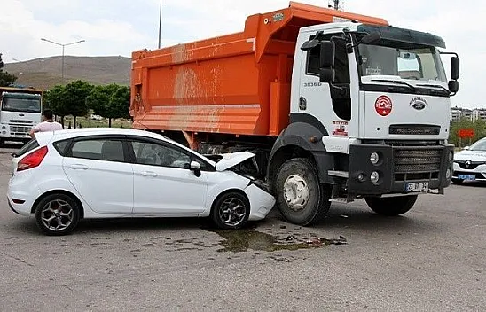 Otomobil kamyona çarptı