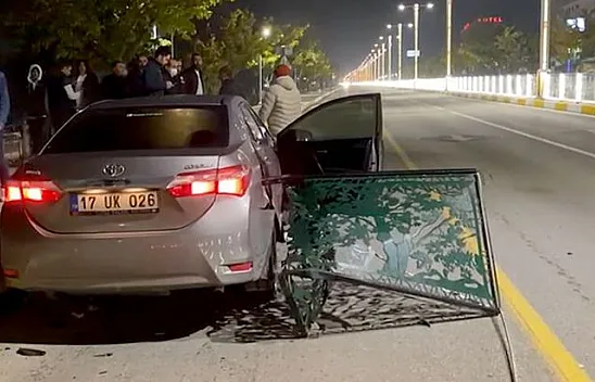 Otomobil karşı şeride uçtu