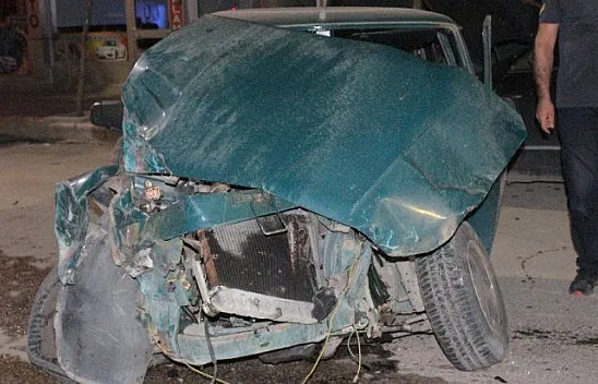 Otomobil önce refüje sonra 4 araca çarptı