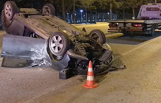 Otomobil refüje çarpıp takla attı