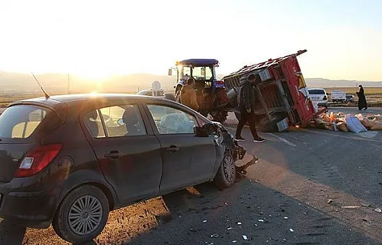 Otomobil traktöre çarptı