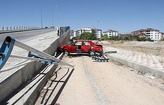 Otomobil üst geçitten uçtu