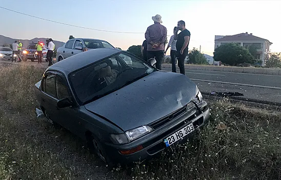 Otomobil yayaya çarptı!