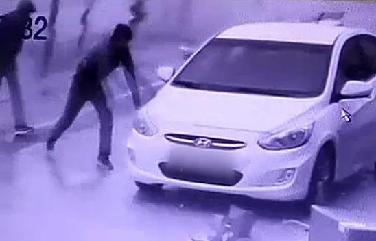 Otomobilin camını taşla kırıp, böyle soydular