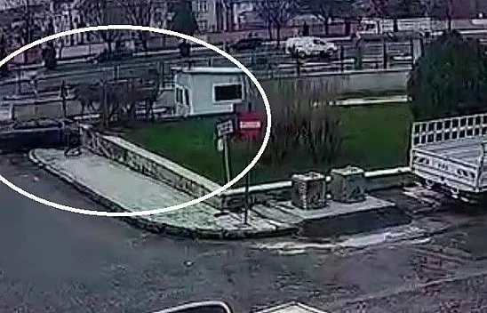 Otomobilin güvenlik kulübesine girdiği anlar kamerada