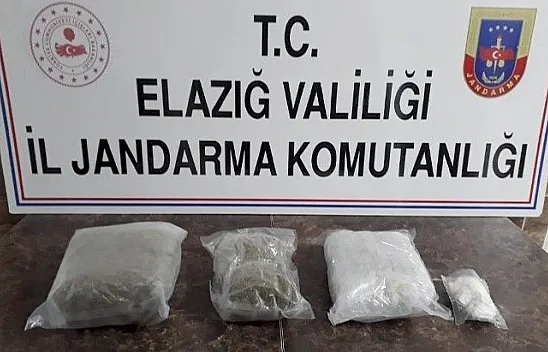Otomobilin kapısından uyuşturucu çıktı