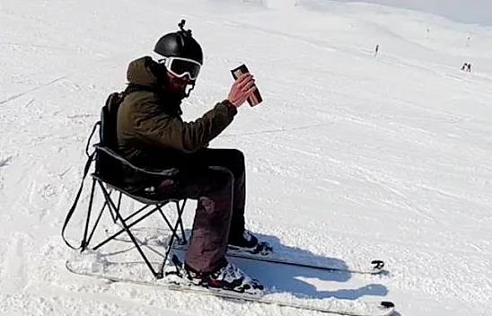 Oturduğu yerden hem kaydı, hem çayını yudumladı