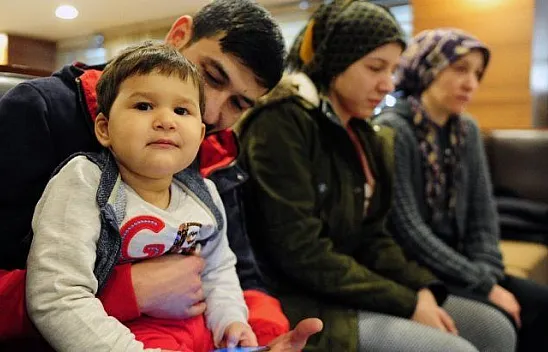 Enkaz altında 18 aylık bebeğini emzirdi