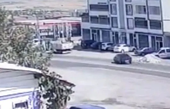 Palu'daki kaza anı kameralara yansıdı