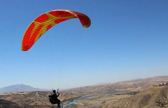 Palu semaları, yamaç paraşütçülerine ev sahipliği yaptı