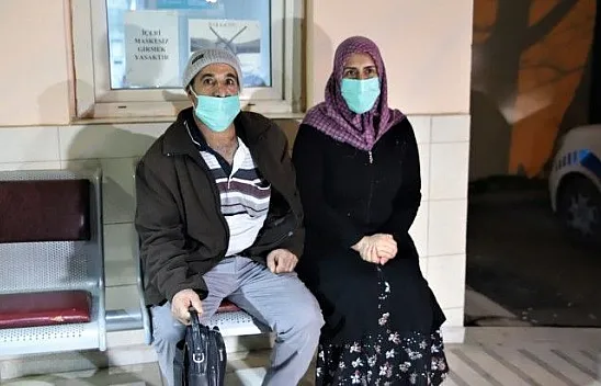 Para dolu çanta buldular, saymadan polise gittiler