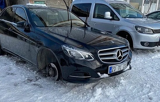 Park halindeki araçların lastikleri çalındı