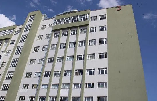 Pencereye çıkan kızı, vatandaşlar film gibi izledi