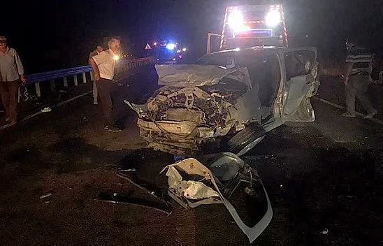 Pikap ile çarpışan otomobil hurdaya döndü