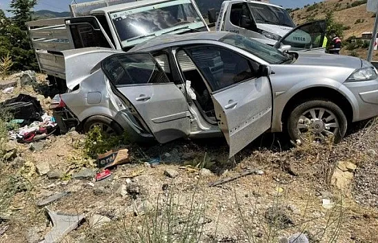 Pikap ile otomobil çarpıştı! Çok sayıda yaralı var