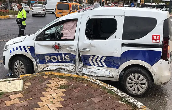 Polis aracı ile otomobil çarpıştı