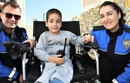Polis hayranı küçük Efraim, akülü aracına kavuştu