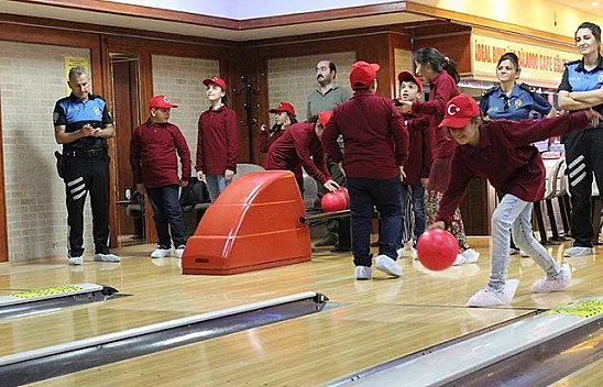 Polislerin eşlik ettiği çocuklar, gönüllerince eğlendi