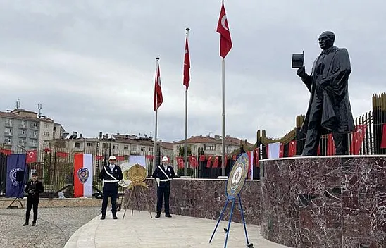 Polisten Atatürk Anıtı'na çelenk
