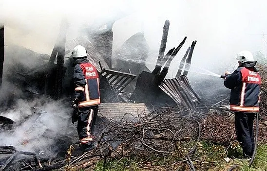 Prefabrik ev çıkan yangında kül oldu