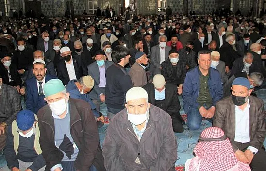 Ramazanın ilk cuma namazında camiler doldu