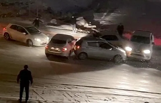 Rampada kayan araçlar birbirine böyle çarptı