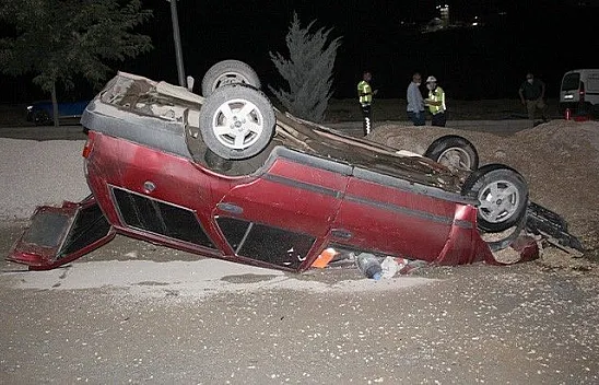 Refüje çarpan otomobil takla attı