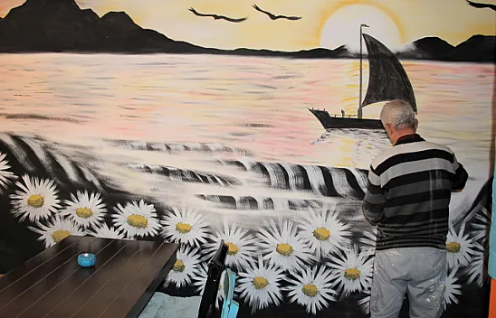 Resimleriyle duvarlara hayat veriyor