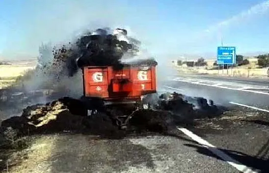 Römork içindeki samanlarla birlikte yandı