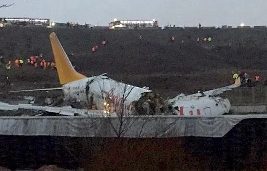 Sabiha Gökçen'de uçak pistten çıktı