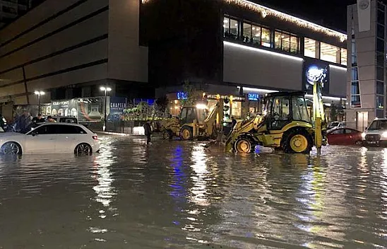 Sağanak bastırdı, araçlar mahsur kaldı