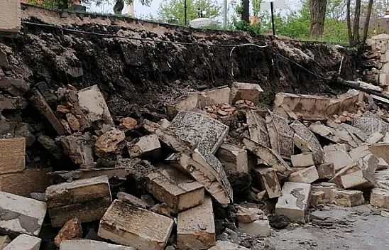 Sağanak istinat duvarını çökertti