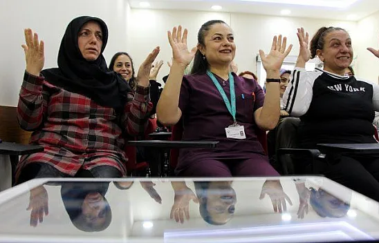 Sağlık personeli engeli kaldırmak için işaret dili öğreniyor
