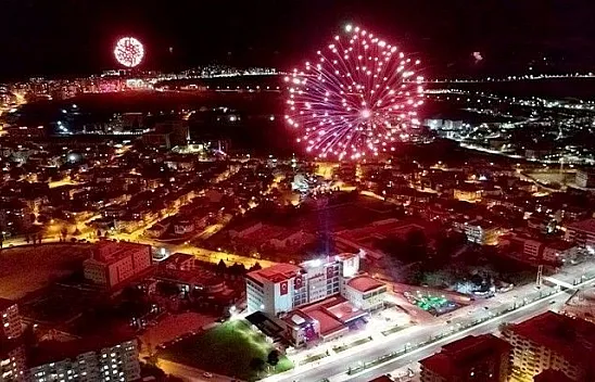 Sağlıkçılara havai fişekli moral