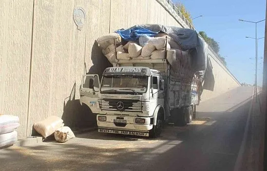Saman yüklü kamyon alt geçitten geçemedi
